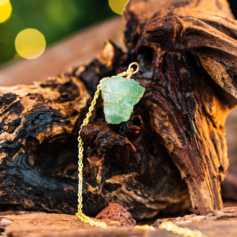 "Unveiling the Energies: A Guide to Different Types of Crystal Raw Stone Pendants and Their Suitable Wearers"