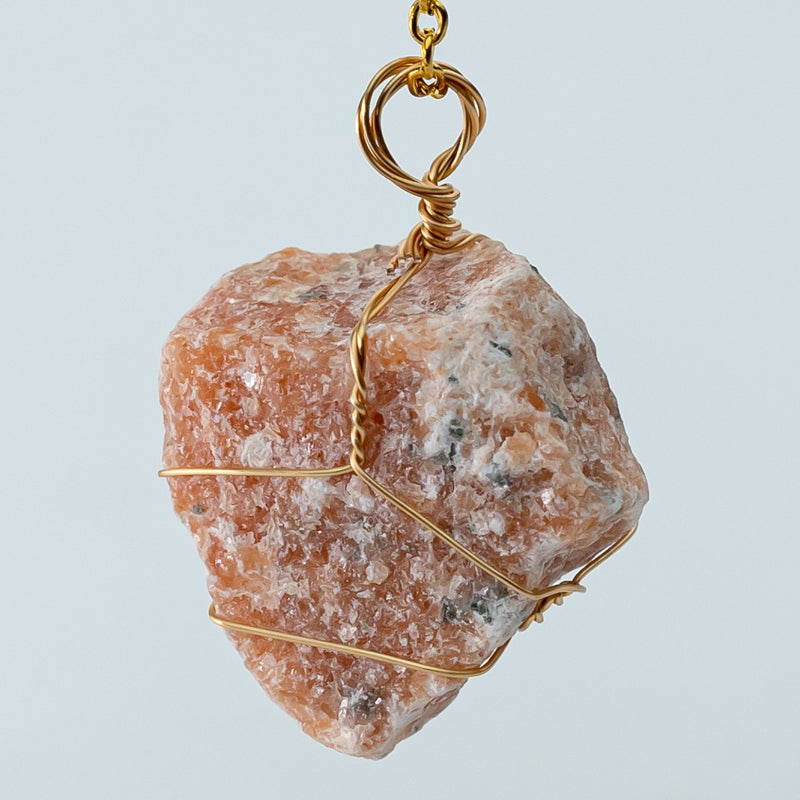 "Unveiling the Energies: A Guide to Different Types of Crystal Raw Stone Pendants and Their Suitable Wearers"