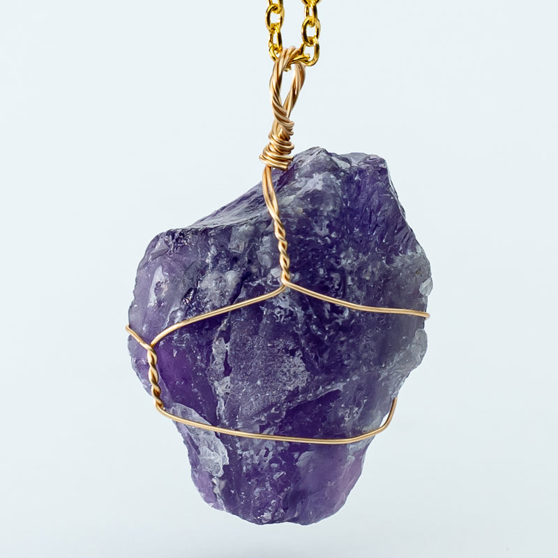 "Unveiling the Energies: A Guide to Different Types of Crystal Raw Stone Pendants and Their Suitable Wearers"