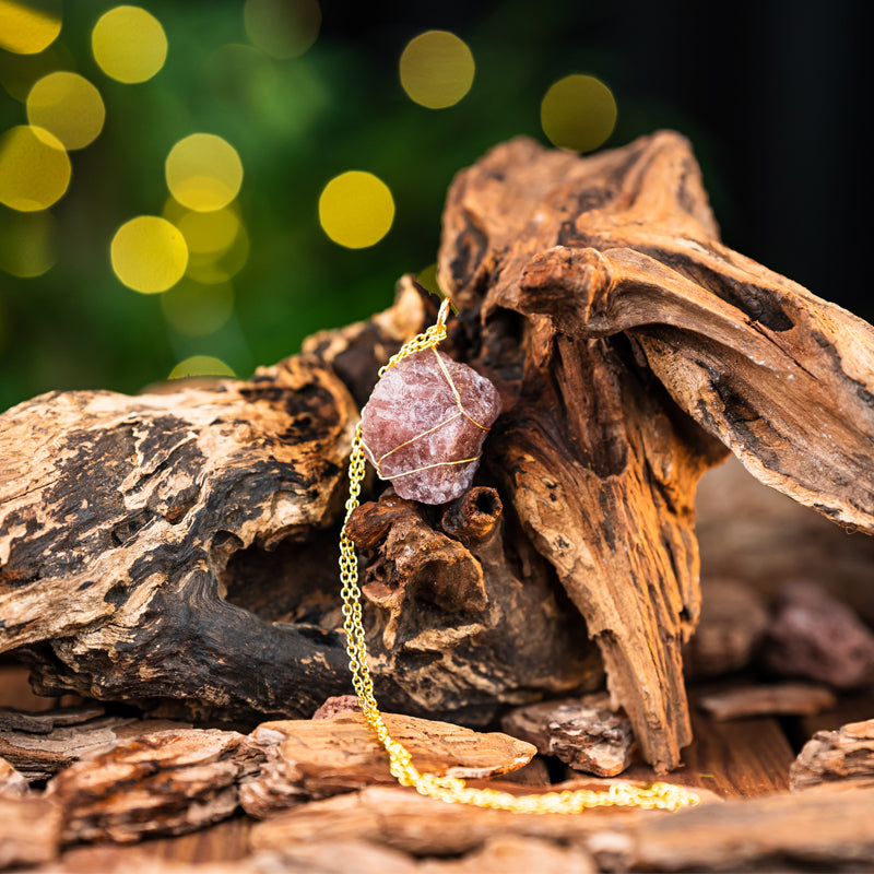 "Unveiling the Energies: A Guide to Different Types of Crystal Raw Stone Pendants and Their Suitable Wearers"