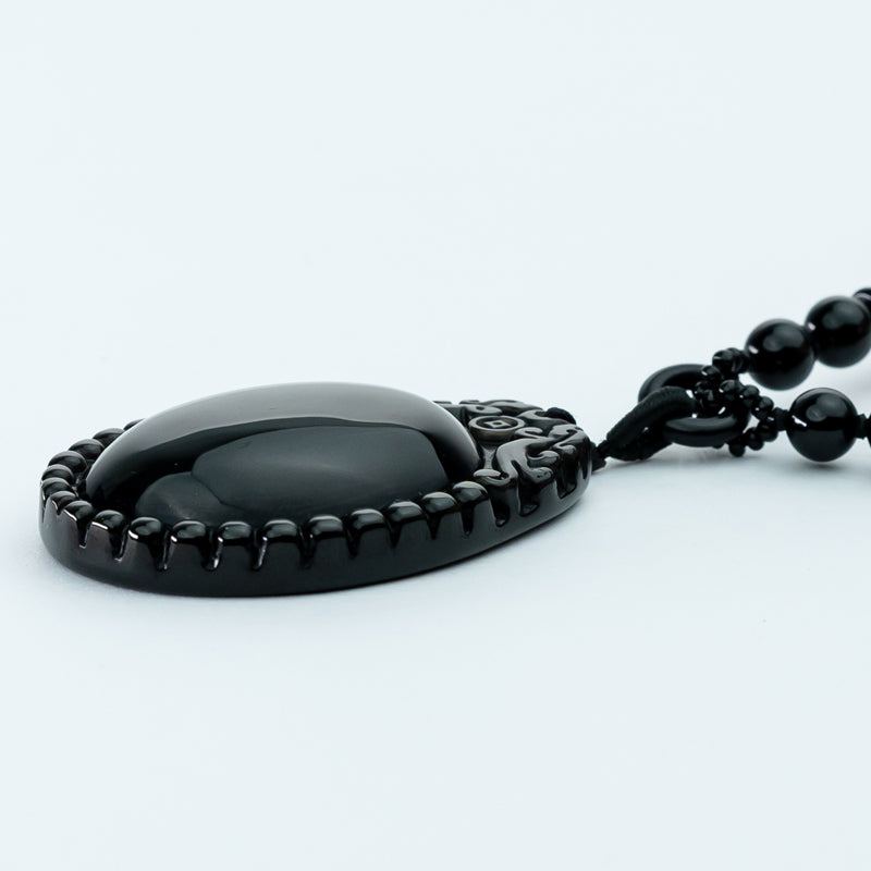 "The Symbolism of Wearing a Black Obsidian Necklace: Suitable Individuals and Zodiac Signs"