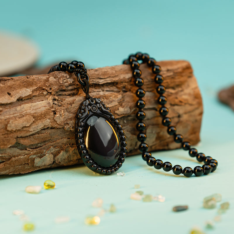 "The Symbolism of Wearing a Black Obsidian Necklace: Suitable Individuals and Zodiac Signs"