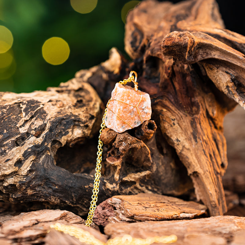 "Unveiling the Energies: A Guide to Different Types of Crystal Raw Stone Pendants and Their Suitable Wearers"