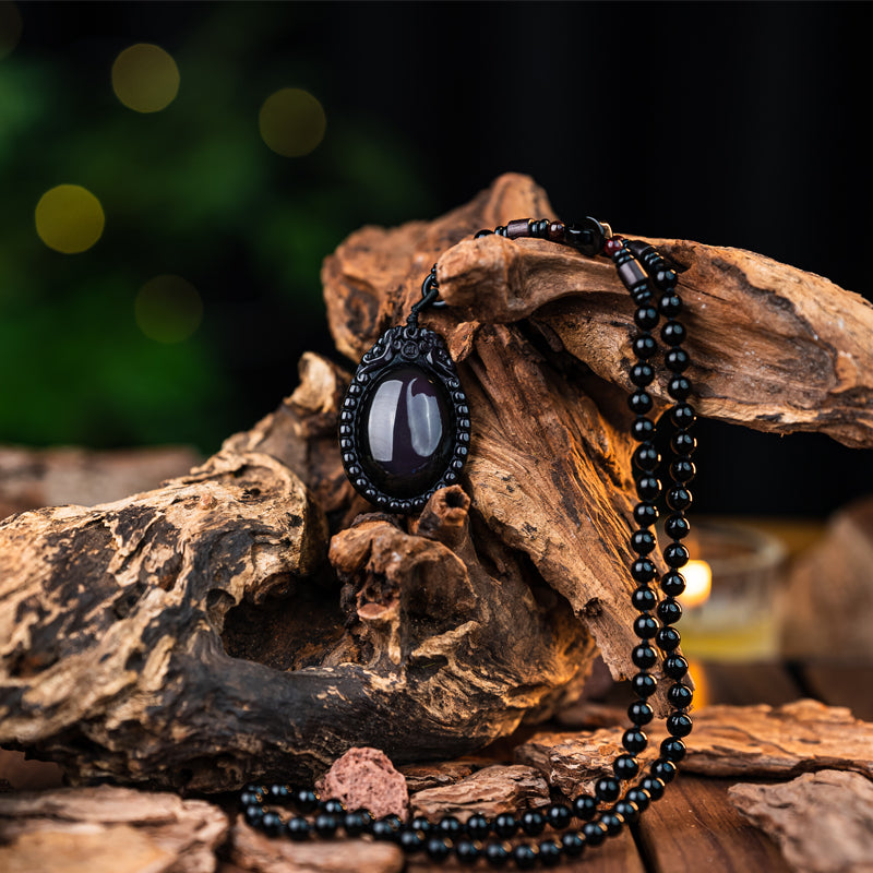 "The Symbolism of Wearing a Black Obsidian Necklace: Suitable Individuals and Zodiac Signs"