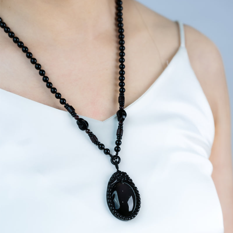 "The Symbolism of Wearing a Black Obsidian Necklace: Suitable Individuals and Zodiac Signs"