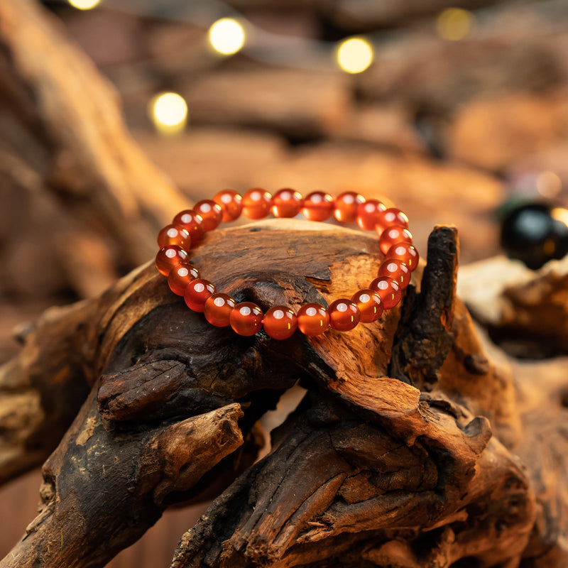 "Stone of Introspection: The chalcedony bracelet that brings you tranquility and emotional balance"