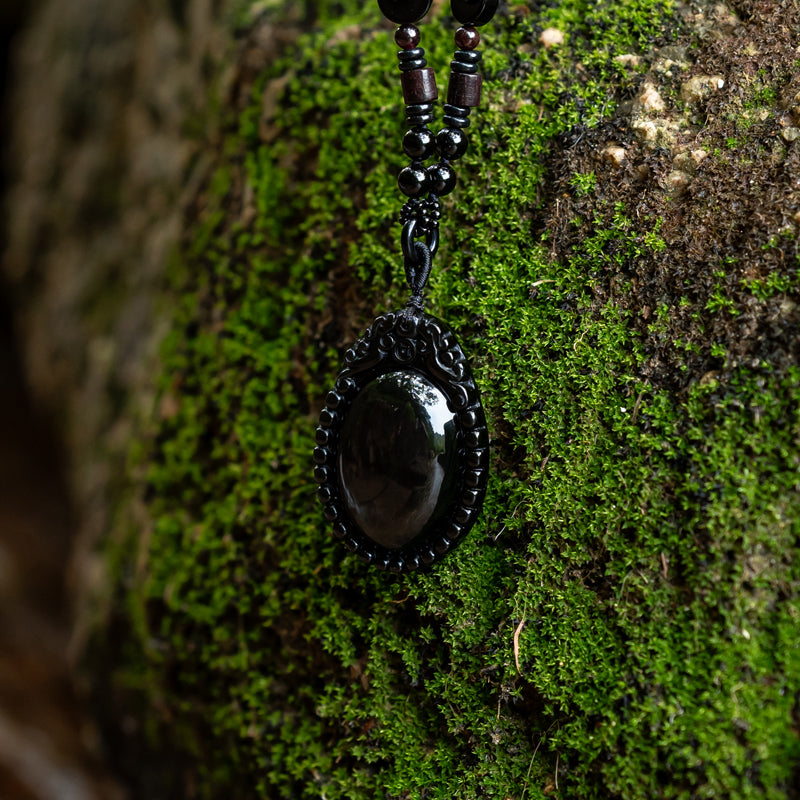 "The Symbolism of Wearing a Black Obsidian Necklace: Suitable Individuals and Zodiac Signs"