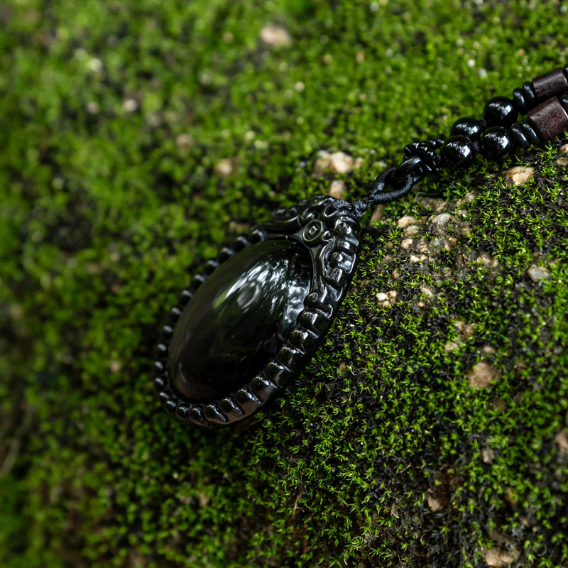 "The Symbolism of Wearing a Black Obsidian Necklace: Suitable Individuals and Zodiac Signs"